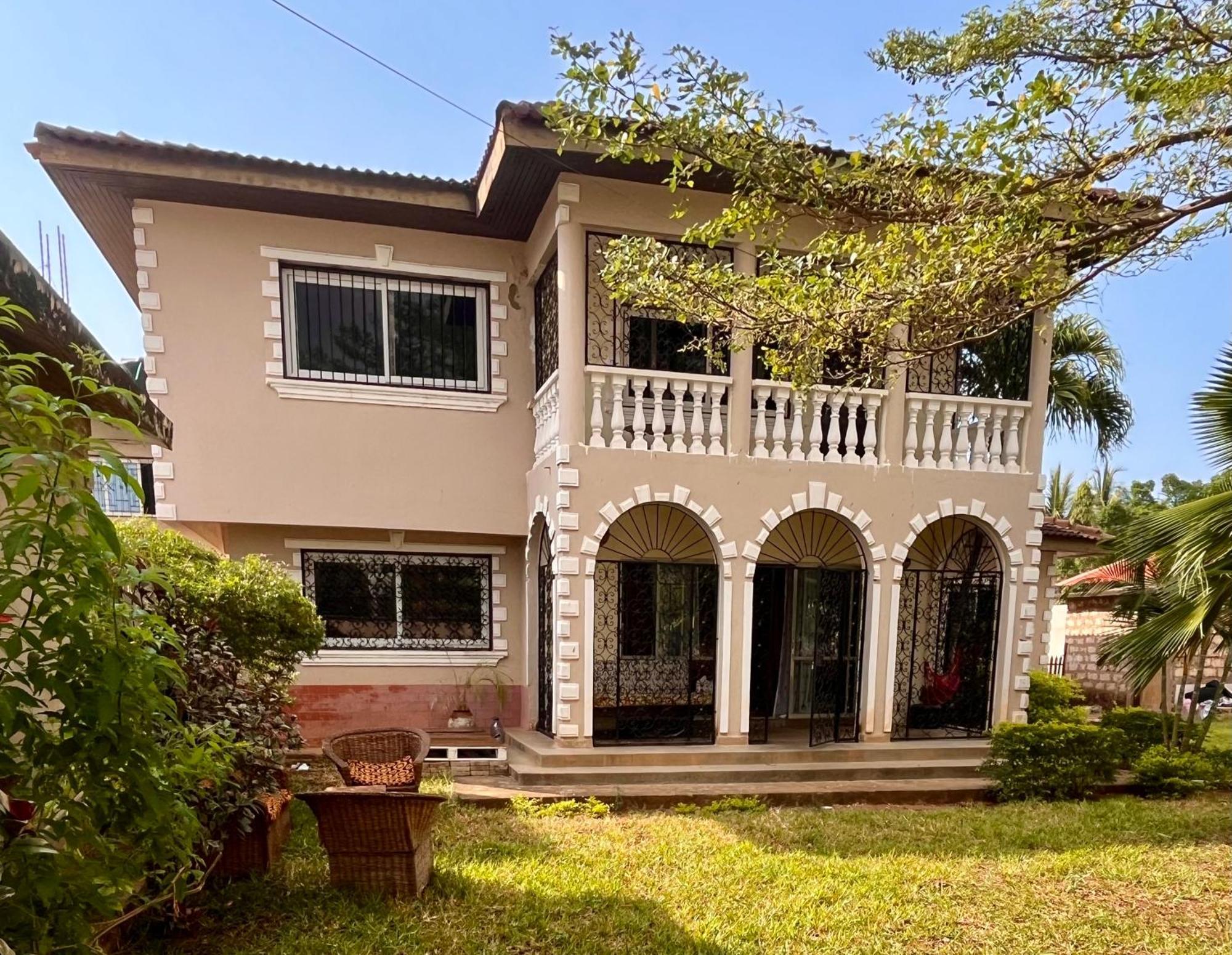 Akogo House - Bnb , Hostel, Backpackers & Volunteer Center Mombasa Ngoại thất bức ảnh