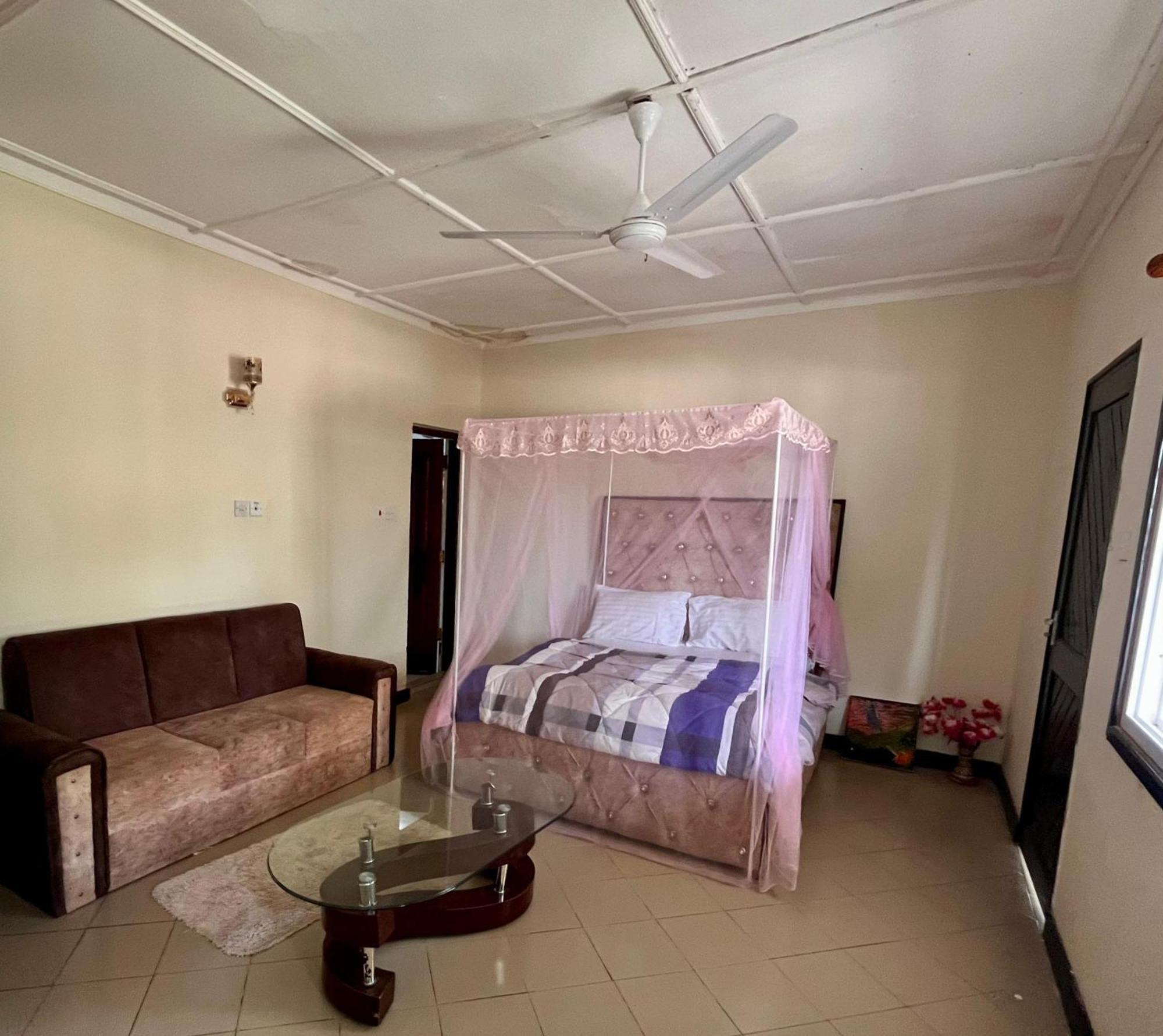Akogo House - Bnb , Hostel, Backpackers & Volunteer Center Mombasa Ngoại thất bức ảnh