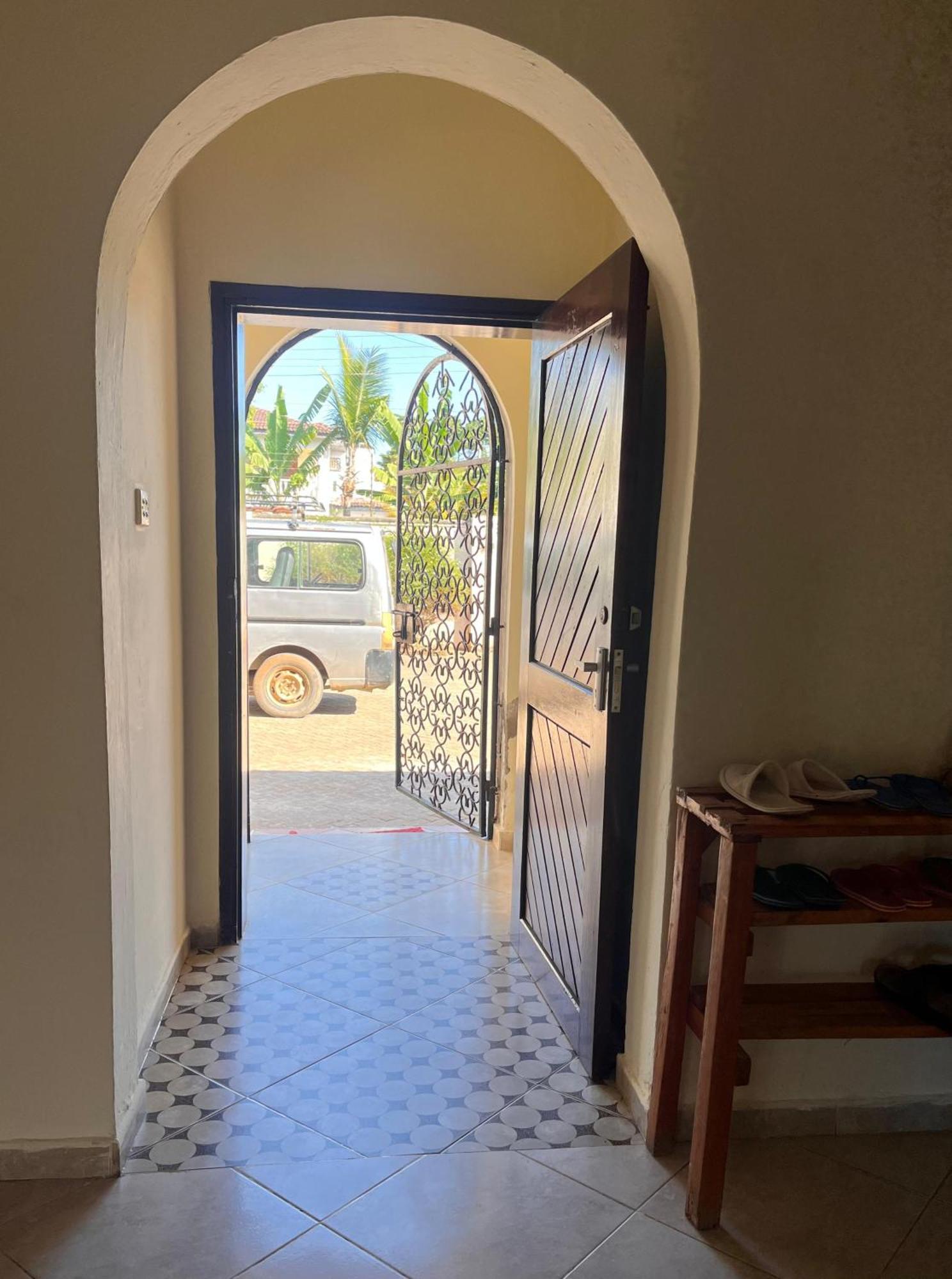 Akogo House - Bnb , Hostel, Backpackers & Volunteer Center Mombasa Ngoại thất bức ảnh