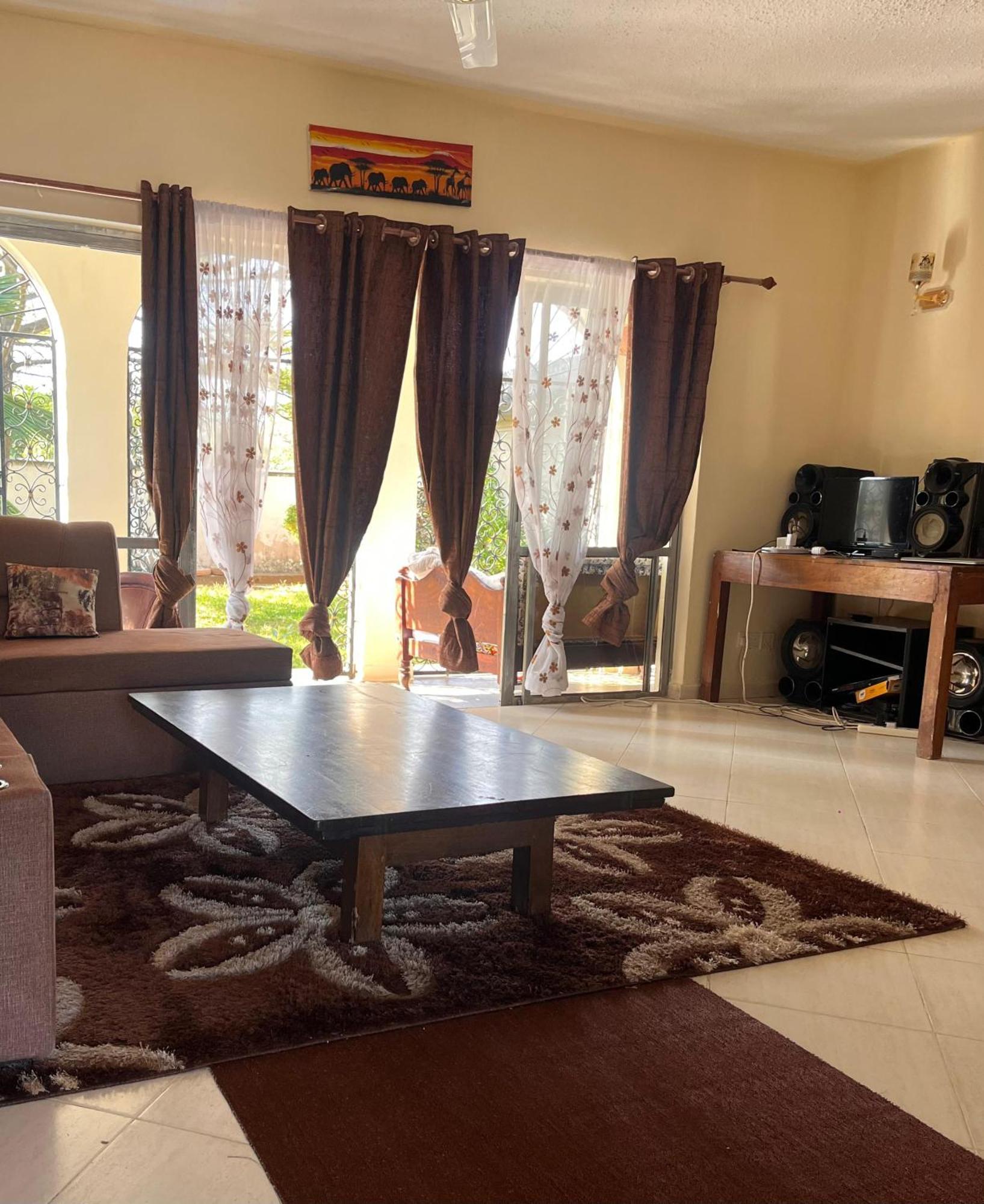 Akogo House - Bnb , Hostel, Backpackers & Volunteer Center Mombasa Ngoại thất bức ảnh