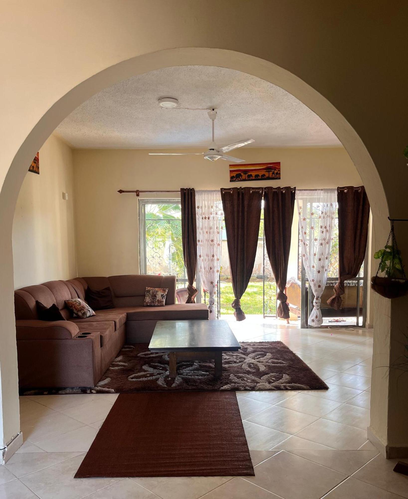 Akogo House - Bnb , Hostel, Backpackers & Volunteer Center Mombasa Ngoại thất bức ảnh